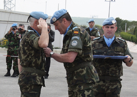 Asarta condecora a los cascos azules españoles en Líbano