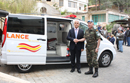 Las tropas españolas entregan una ambulancia a un pueblo libanés.