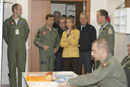 La ministra de Defensa en el curso de vuelo, base aérea de Albacete