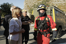 La ministra de Defensa visita el puesto de control de la UME en el incendio de Ontinyent