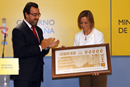 La ministra de Defensa, Carme Chacón, y el presidente de la ONCE, Miguel Carballeda durante la presentación del cupón
