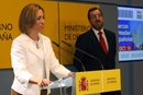 La ministra de Defensa, Carme Chacón durante la presentación del cupón