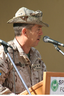 El jefe del contingente, coronel Luis Martínez Trascasa, se dirige a los asistentes