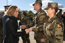La ministra de Defensa saluda a pie de escalerilla del avión a los últimos componentes del contingente desplegado en Bosnia-Herzegovina
