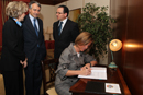 La ministra de Defensa firma la Declaración ministerial