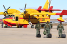 Tres pilotos se dirigen hacia el avión CT-415