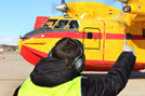 Un mecánico despide al avión CT-415 en la Base Aérea de Torrejón
