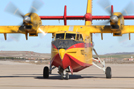El avión CT-415 rueda hacia la pista