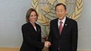 Saludo entre Carme Chacón y Ban-Ki Moon