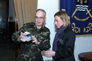 La ministra de Defensa, Carme Chacón, recibe un obsequio  del jefe de la Fuerza Terrestre, Virgilio Sañudo Alonso de Celis