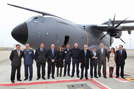 Foto de familia de la ministra de Defensa, Carme Chacón con autoridades y tripulación del A-400 M