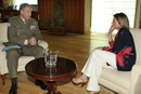 La ministra de defensa recibe al Gral Asarta