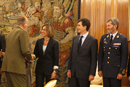 S.M. El Rey saluda a la Ministra de Defensa