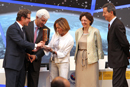 Entrega de la maqueta del satélite Paz a la ministra de Defensa