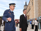 Constantino Méndez durante su visita a la exposición acompañado por el teniente coronel Flores