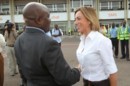 El Ministro de Defensa de la República de Uganda recibe a la Ministra de Defensa.