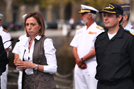 La ministra Chacón dirige unas palabras a la tripulación de la fragata Álvaro de Bazán