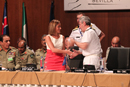 Carme Chacón saluda al presidente del Comité Militar de la OTAN, almirante Giampaolo Di Paola