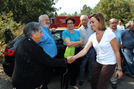 La ministra de Defensa, Carme Chacón saluda a vecinos de la zona de Laza