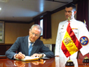 El ministro de Defensa, Pedro Morenés, firma en el libro de honor del buque Cantabria, surto en aguas de Melbourne (Australia), en presencia del comandante del barco, CN José Luis Nieto.