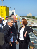 La primera ministra de Australia, Julia Gillard, conversa con el ministro de Defensa de España, Pedro Morenés, en presencia de su colega austaliano, Stephen Smith, a bordo del LHD Canberra, proyectado en España y construido en parte en astilleros españoles. El Canberra, de 27.000 toneladas, es un portahelicópteros con capacidad de Buque de Asalto Anfibio.