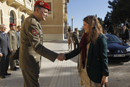 La subsecretaria de Defensa, Irene Domínguez-Alcahud, saluda al general de Brigada Jerónimo de Gregorio y Monmeneu director de la Academia General Militar de Zaragoza