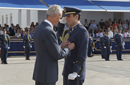 Morenés hizo entrega de una Cruz del Mérito Aeronáutico con distintivo amarillo, al alférez alumno de 5º curso, Sergio Santamaría de Felipe, integrante de la promoción que recibió sus despachos hoy, herido tras haber sufrido un accidente aeronáutico