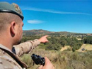 Un componente de una patrulla de la BRILAT vigilando una zona forestal.