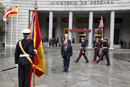 Los ministros saludan a la Bandera