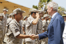 El ministro saluda a los componentes del destacamento ‘Marfil’ del Ejército del Aire.