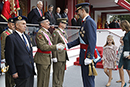 El Rey saluda a los Jefes de la Unidades participantes en el desfile