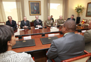 El secretario de Estado de Defensa de España, Pedro Arguelles, reunido con el secretario de Defensa y Veteranos Militares de la República Sudafricana, Dr. Sam Makhudu Gulube y ambas delegaciones