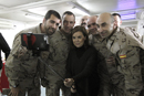 La vicepresidenta del Gobierno, Soraya Saénz de Santamaria, se hace un  selfie junto a militares españoles