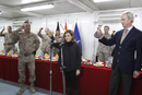 La vicepresidenta del Gobierno, Soraya Saénz de Santamaria, el ministro de Defensa, Pedro Morenés, y otras autoridades militares brindan junto a las tropas españolas
