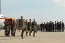 El ministro de Defensa, Pedro Morenés, acompañado por el jefe del Estado Mayor de la Defensa, almirante general Fernando García Sánchez, y por el comandante del Mando de Operaciones, almirante Teodoro López Calderón, han recibido los restos mortales del cabo Francisco Javier Soria Toledo a su llegada este mediodía a la base aérea de Morón donde se le han rendido los honores militares reglamentarios