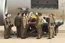 El ministro de Defensa, Pedro Morenés, acompañado por el jefe del Estado Mayor de la Defensa, almirante general Fernando García Sánchez, y por el comandante del Mando de Operaciones, almirante Teodoro López Calderón, han recibido los restos mortales del cabo Francisco Javier Soria Toledo a su llegada este mediodía a la base aérea de Morón donde se le han rendido los honores militares reglamentarios