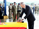 El ministro de Defensa ha impuesto sobre el féretro del cabo Soria Toledo, la Cruz del Mérito Militar con distintivo rojo