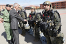 Saludo a los componentes del Lanzamiento Paracaidista de adiestramiento