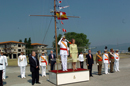 SS.MM. Los Reyes presidieron esta mañana en la Escuela Naval Militar de Marín (Pontevedra) la entrega de Reales Despachos a los 76 nuevos oficiales de la Armada y de nombramientos a los 45 militares de complemento que finalizaron su periodo de formación.
