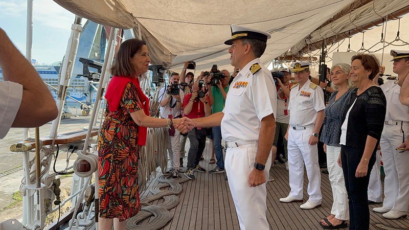Margarita Robles en su visita al ‘Juan Sebastián de Elcano’: “Tenemos la mejor Armada del mundo”
