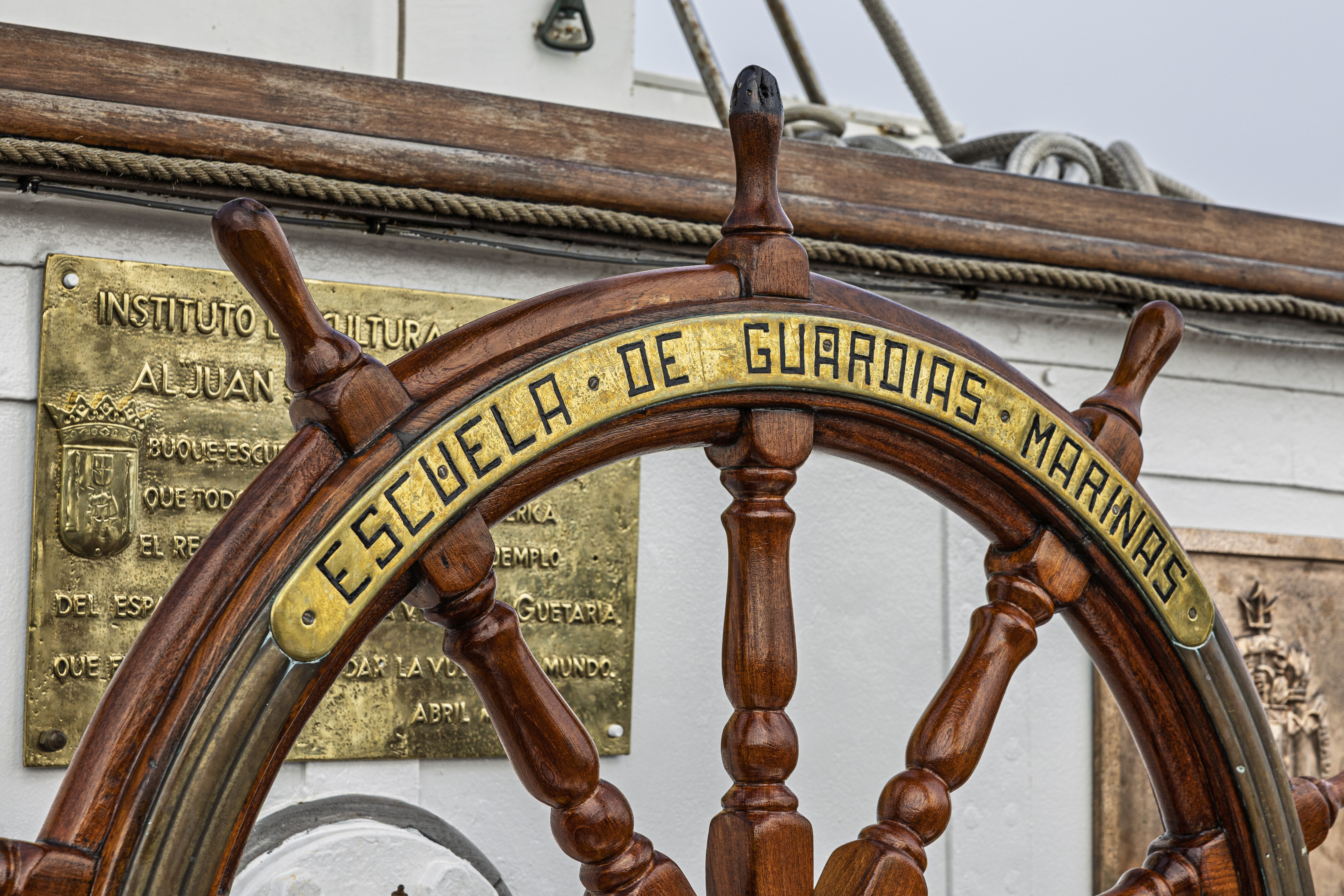 La ministra de Defensa visita Uruguay con motivo de la escala del buque-escuela ‘Juan Sebastián de Elcano’