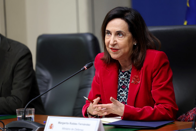 Margarita Robles mantiene una conversación con el comisario de Defensa y Espacio de la Unión Europea, Andrius Kubilius