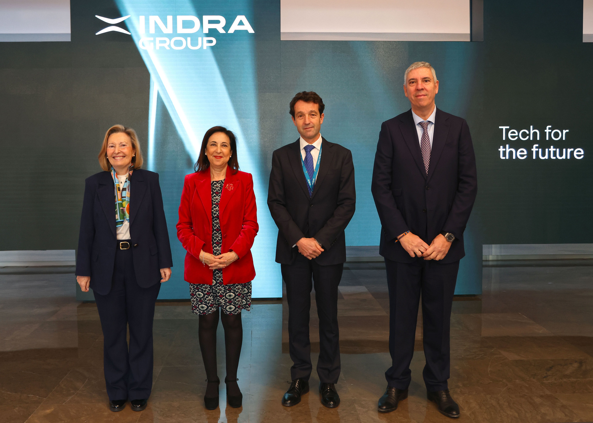 La ministra de Defensa y la secretaria de Estado visitan las instalaciones de Indra