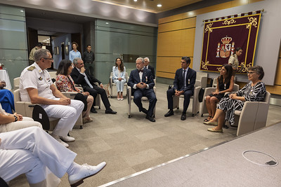 Robles recibe a los médicos del Hospital Sant Joan de Déu condecorados por el ministerio de Defensa