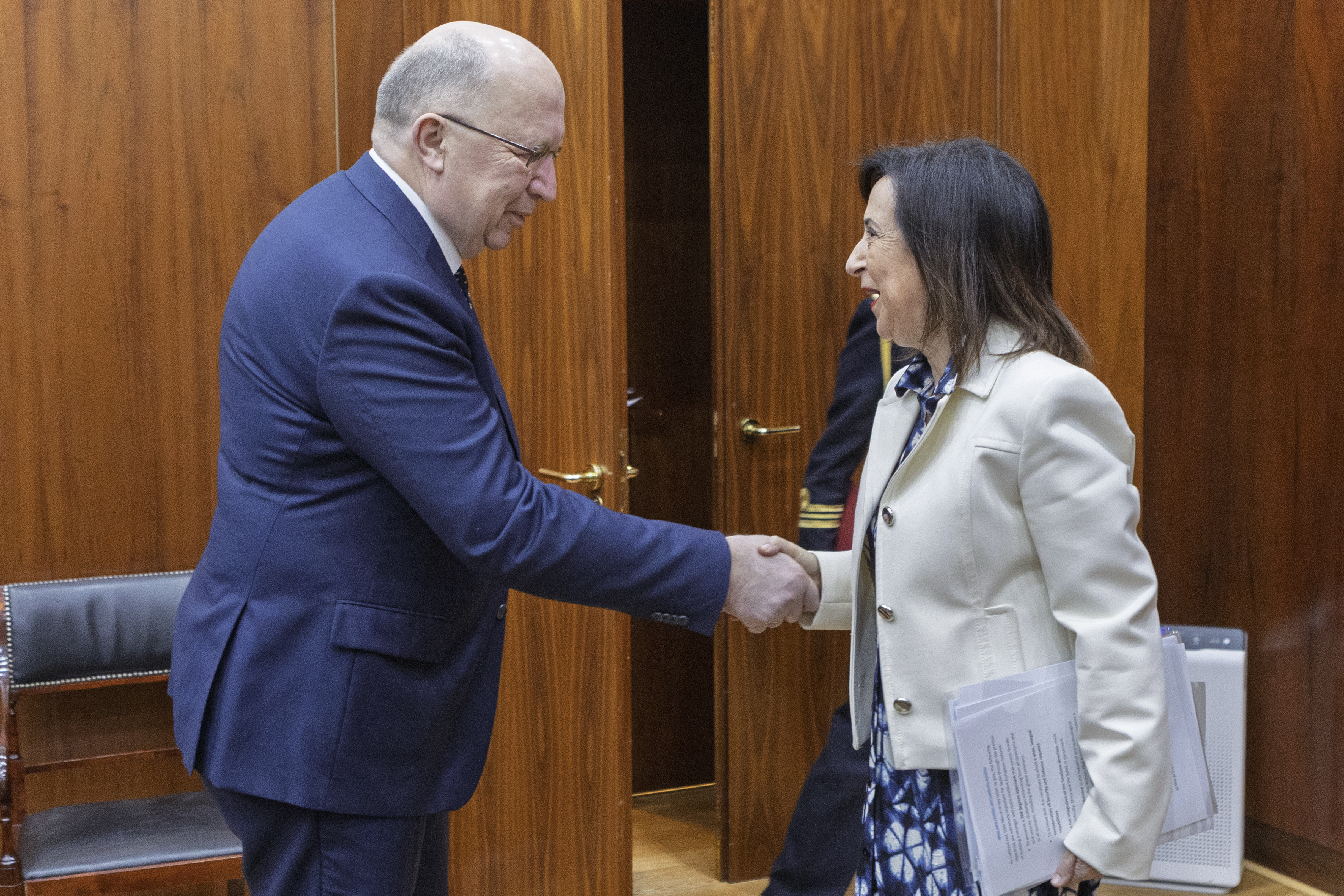 La seguridad y la defensa europea centran el encuentro de Margarita Robles con Andrius Kubilius