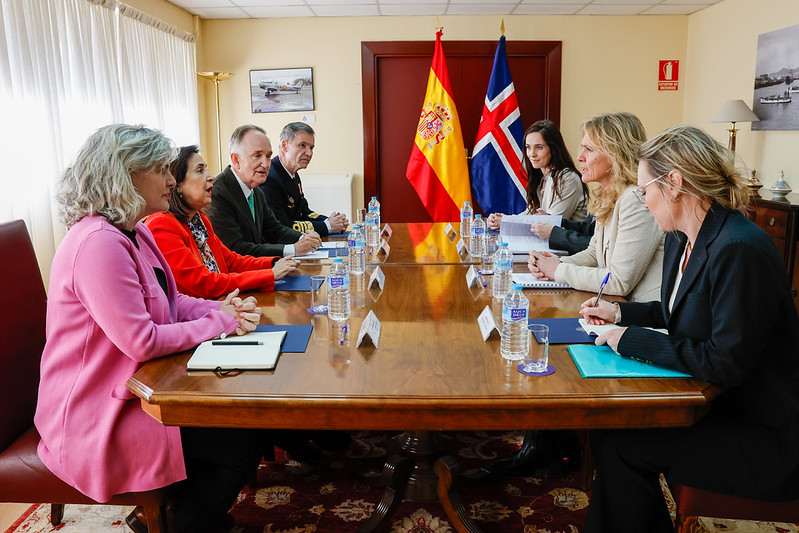 Robles mantiene una reunión con la ministra de Relaciones Exteriores y de Defensa de Islandia