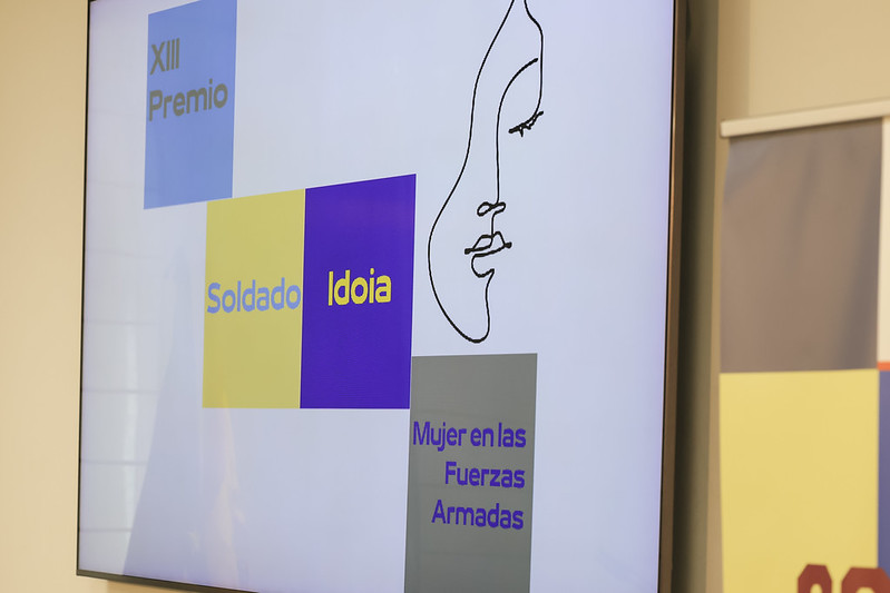 Preside la entrega de la XIII edición del premio ‘Soldado Idoia Rodríguez, mujer en las Fuerzas Armadas’, en la sede del ministerio.