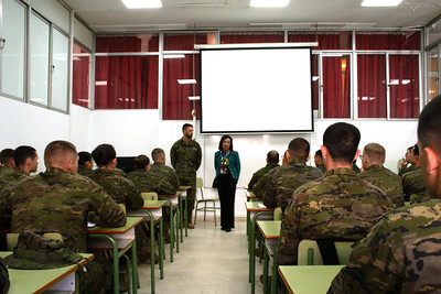 Margarita Robles arropa a los cerca de 1.300 nuevos soldados en Cádiz