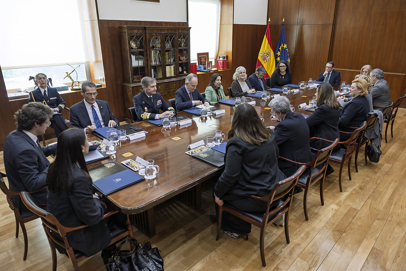 Mantiene una reunión con la presidenta de la Asociación Atlántica Española, Ana Botella Gómez, y miembros de su Junta Directiva, en la sede del ministerio.