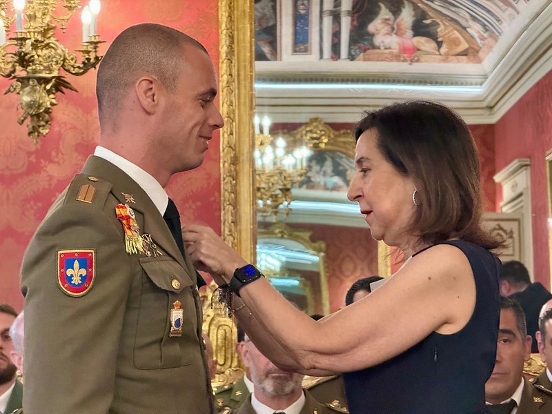 Preside el acto de imposición de condecoraciones al personal participante en la Operación A/I XXIII/NMI Irak en el Cuartel General del Ejército de Tierra, Palacio de Buenavista (Madrid)